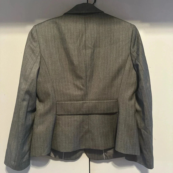 Calvin Klein - Women’s Vertical Stripe Gray Suit Jacket (size 8) - Picture 8 of 9
